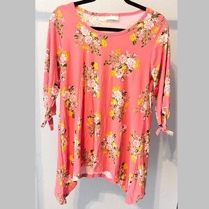 BOBBIE BROOKS Pink Floral Sharkbite Hem Top Small NWT